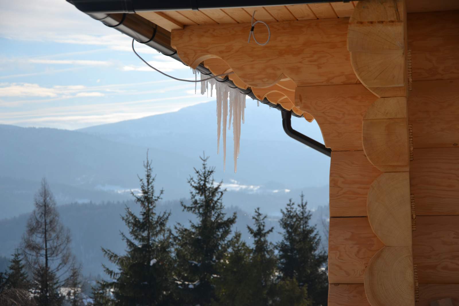 Zima w górach przy kominku w drewnianym domu Za Miedzą